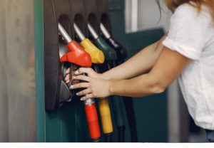 Como abrir um posto de gasolina Bahia - imagem de frentista na bomba em posto de combustível