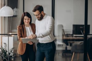 abertura de empresa - imagem de casal de empresários analisando o CNPJ da empresa