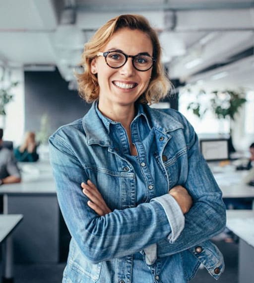 Abertura de empresa na Bahia - imagem de empresária sorrindo ao abrir CNPJ