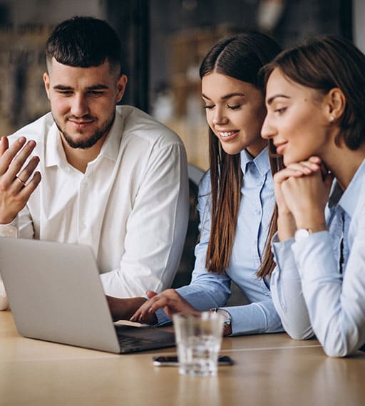 Contabilidade consultiva - imagem de contadores especializados fazendo a gestão contábil da empresa