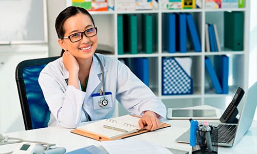 Contabilidade na Bahia para área da saúde - imagem de doutora feliz com a assessoria contábil para médicos e dentistas