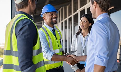 Contabilidade na Bahia para prestadores de serviços - imagem de empresários na área de prestação de serviços apertando a mão do contador especializado em prestação de serviços