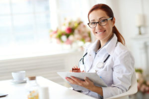 Como fazer registro de consultório e clínica médica no CRM - imagem de médica sorrindo