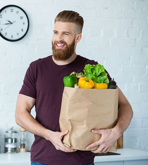 Contabilidade para Comércio Varejista - imagem de homem sorrindo com sacola de compras de mercado