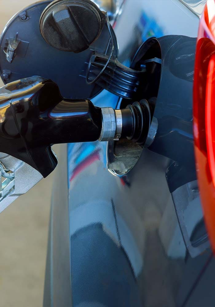 Contabilidade para Posto de Combustível - imagem de carro sendo abastecido em posto de gasolina