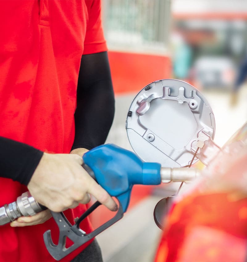 Contabilidade para Posto de Combustível - imagem de carro sendo abastecido por frentista em posto de gasolina