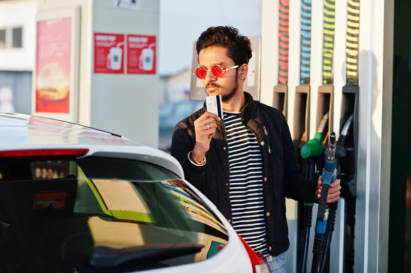 Planejamento tributário para posto de gasolina - imagem de homem abastecendo seu carro